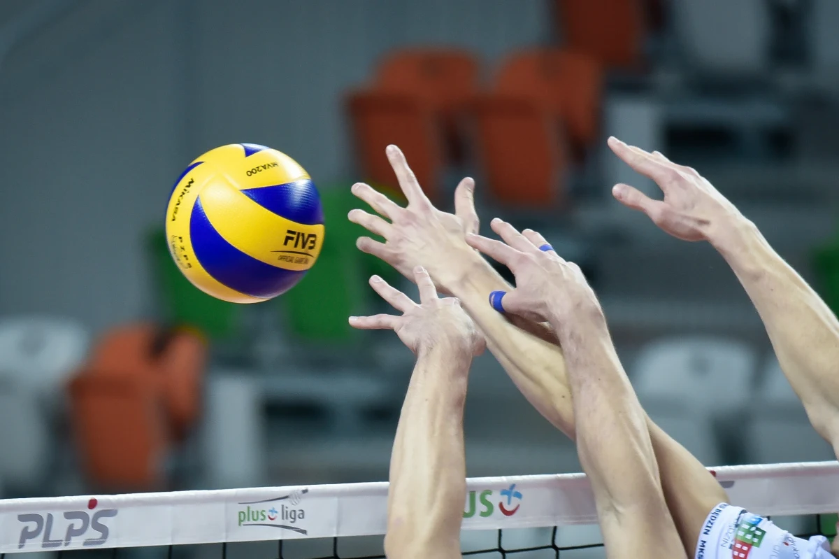 Środkowy bloku Aluronu CMC Warty Zawiercie doznał kontuzji kręgosłupa. Uraz jest na tyle poważny, że konieczne będzie przeprowadzenie zabiegu i rehabilitacja. Siatkarza czeka kilkumiesięczna przerwa w grze - poinfomował klub z Zawiercia.  