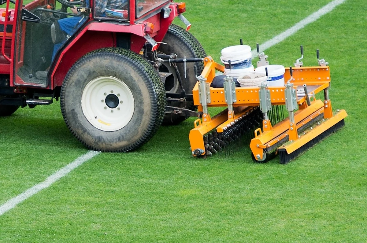 18-letni mieszkaniec powiatu przemyskiego zginął w sobotę na stadionie w Medyce. Mężczyzna przygotowywał murawę do niedzielnego meczu. Szczegóły wypadku są ustalane przez policjantów pod nadzorem prokuratora.