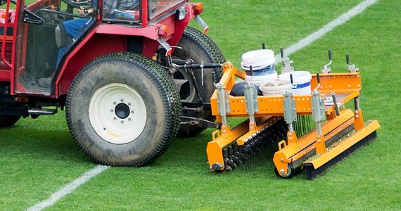 18-letni mieszkaniec powiatu przemyskiego zginął w sobotę na stadionie w Medyce. Mężczyzna przygotowywał murawę do niedzielnego meczu. Szczegóły wypadku są ustalane przez policjantów pod nadzorem prokuratora.