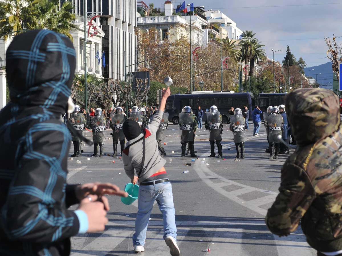 Były dyrektor Międzynarodowego Funduszu Walutowego Desmond Lachman przestrzega przed wybuchem światowego kryzysu gospodarczego i finansowego. W jego ocenie widoczne są już  wyraźne przesłanki wskazujące, że światowa gospodarka już w połowie przyszłego roku może doznać potężnego wstrząsu.
