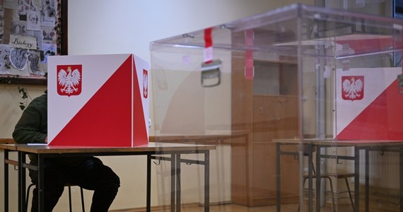 O godzinie 7 rano wszystkie komisje wyborcze w Polsce zostały otwarte. Głosowanie potrwa do 21. Dzisiaj w niedzielę 15 października wybieramy 460 posłów i 100 senatorów. Równolegle z  wyborami parlamentarnymi trwa referendum ogólnokrajowe. Do zakończenia głosowania obowiązuje cisza wyborcza i referendalna.