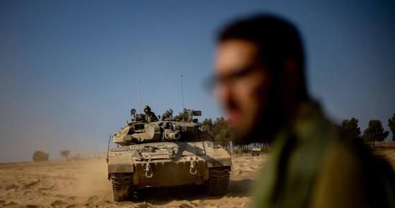 Ofensywa izraelska na Strefę Gazy, która miała nastąpić podczas weekendu, została odłożona o kilka dni. Warunki pogodowe utrudniają lotnictwu osłonę operacji lądowych z powietrza - podał amerykański dziennik "New York Times", powołując się na wypowiedzi oficerów izraelskich.