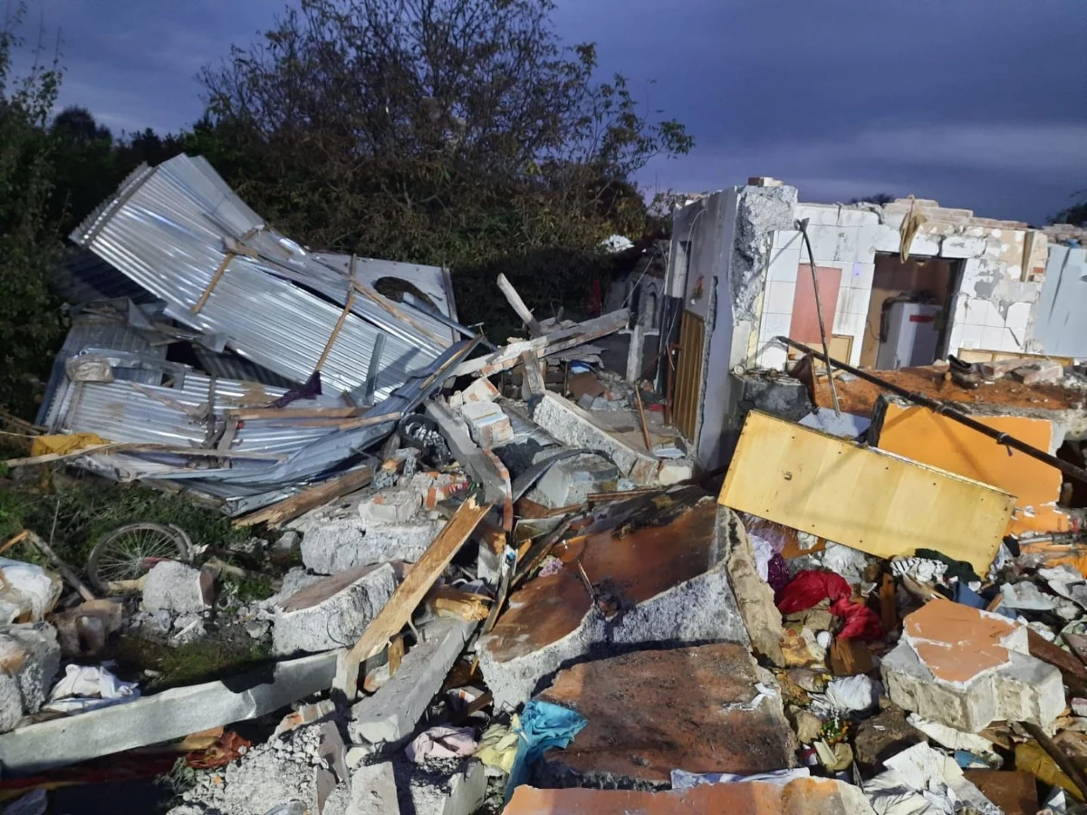 Sterta gruzu została z jednorodzinnego domu w powiecie opatowskim. Kiedy 49-latek chciał przygotować sobie posiłek, doszło do eksplozji butli z gazem. Mężczyznę w ciężkim stanie spod gruzów uratowały służby.