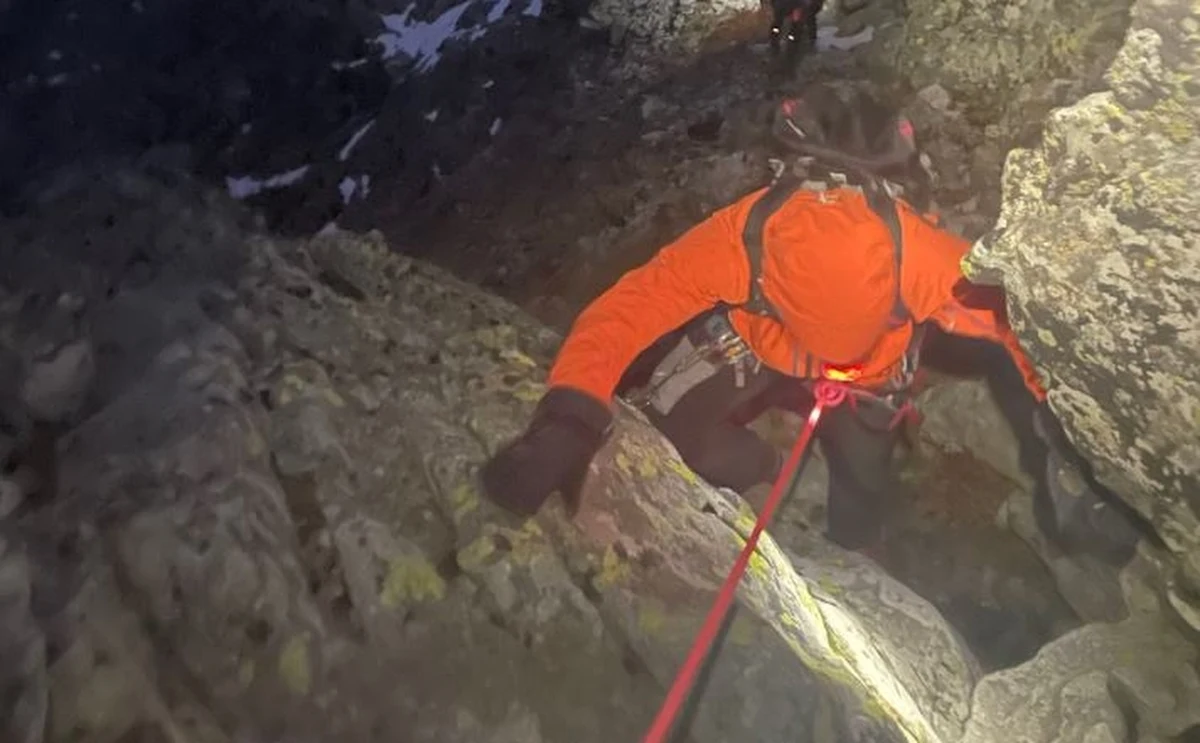 Przez całą noc słowaccy ratownicy sprowadzali polskich wspinaczy, którzy utknęli pod najwyższym szczytem Tatr - Gerlachem. Dwójka z nich najpierw odmówiła przyjęcia pomocy, a potem znów o nią poprosili. 