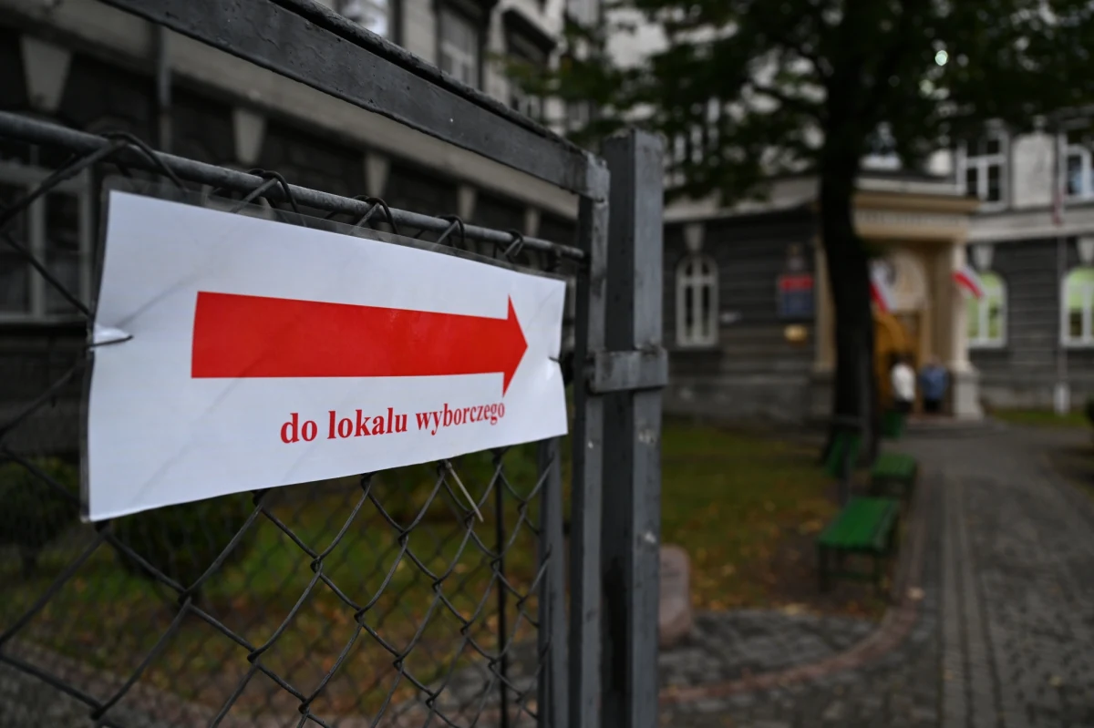 "Na godzinę 10 nie posiadamy danych dotyczących frekwencji. Wybory przebiegają spokojnie" - usłyszeliśmy na pierwszej konferencji Państwowej Komisji Wyborczej. W niedzielę o godzinie 7 rano rozpoczęło się głosowanie w wyborach parlamentarnych - w których wybierzemy 460 posłów i 100 senatorów - oraz w referendum ogólnokrajowym. Do zakończenia głosowania o godzinie 21 trwa cisza wyborcza i referendalna.