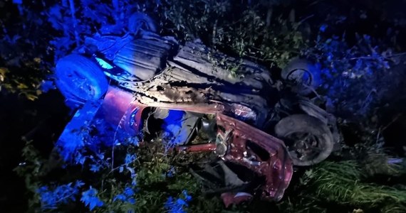17-letnia dziewczyna zginęła w wypadku, do którego doszło w sobotę wieczorem w Ogrodnikach pod Elblągiem. Samochód, którym jechało 5 osób, wypadł z drogi i dachował. W kieszeni 18-letniego kierowcy policjanci znaleźli narkotyki. 