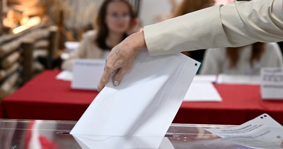 22,59 proc. wynosi frekwencja na godzinę 12:00 w wyborach parlamentarnych 2023. Od godziny 7:00 rano Polacy wybierają posłów i senatorów oraz biorą udział w referendum. Głosowanie zakończy się o 21:00. Do tego czasu obowiązuje cisza wyborcza. Pierwsze szacunkowe wyniki wyborów podane na podstawie badania exit poll poznamy po zamknięciu lokali wyborczych. 
