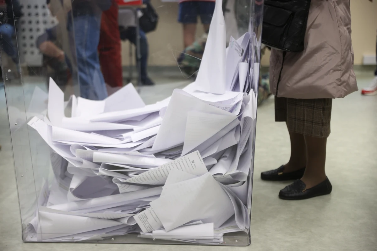 Należy wskazać komisjom, że to wyborca ma prawo odmówić przyjęcia którejś z kart do głosowania, natomiast komisja obwodowa nie może pytać, które karty wydać. Takie działanie jest niedopuszczalne - przekazała PKW  w komunikacie skierowanym do okręgowych komisji wyborczych.