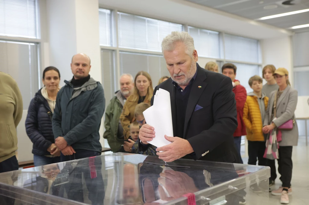 Były prezydent Aleksander Kwaśniewski głosował w Warszawie