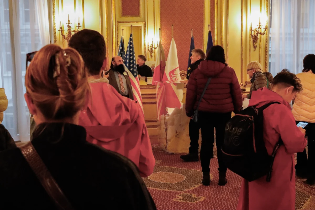 Polacy mieszkający na stałe za granicą i polscy turyści tłumnie pojawili się w lokalach wyborczych. Część z nich oczekiwała nawet kilka godzin na oddanie głosu w wyborach parlamentarnych i referendum. Lokale zostały już zamknięte w Ameryce Północnej, Ameryce Południowej i części Azji – tam trwa liczenie głosów.