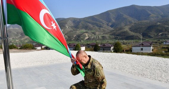 Prezydent Azerbejdżanu Ilham Alijew wciągnął na maszt narodową flagę na głównym placu Chankendi, stolicy odbitego z rąk ormiańskich separatystów Górskiego Karabachu - poinformowało w niedzielę biuro prezydenta. Ormiańska nazwa miasta to Stepanakert.
