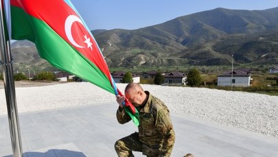 Azerbejdżan triumfuje. Zawiesili flagę w mieście odbitym Ormianom