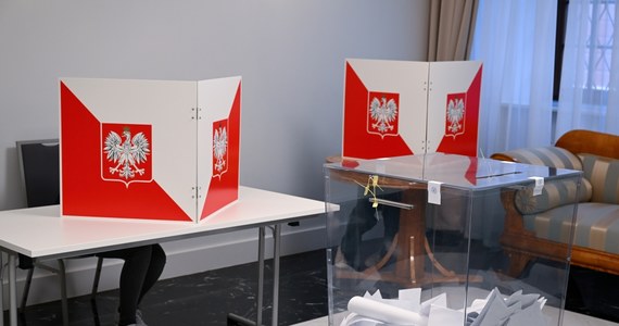 W ostatnich trzech godzinach kilkadziesiąt obwodowych komisji wyborczych w Krakowie zgłosiło zapotrzebowanie na dodatkowe karty do głosowania, a do jednej komisji trzeba było dowieźć dodatkową urnę z powodu przepełnienia obecnych urn. Słuchacze RMF zgłaszali na Gorąca linię braki kart do głosowania w wielu komisjach w Krakowie. Jak nam przekazał jeden ze słuchaczy, osoby czekające na głosowanie w komisji przy ul. Lipińskiego usłyszały ok. godz. 19, że karty nie zostaną już dowiezione. Kart zabrakło także we Wrocławiu.