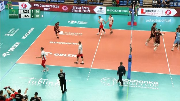 Skrót meczu o 3. miejsce turnieju Bogdanka Volley Cup im. Tomasza Wójtowicza Asseco Resovia Rzeszów - Jastrzębski Węgiel 1:3 (18:25, 23:25, 25:19, 18:25).

