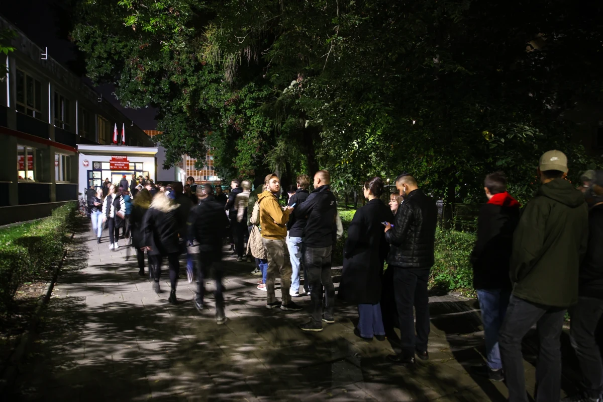 "Co do zasady lokale są już zamknięte, ale tam gdzie wyborcy przybyli przed godz. 21 i ustawili się w kolejce, to mają szansę nadal zagłosować" - powiedziała w niedzielny wieczór dyrektor delegatury Krajowego Biura Wyborczego w Gdańsku Mirosława Torłop.