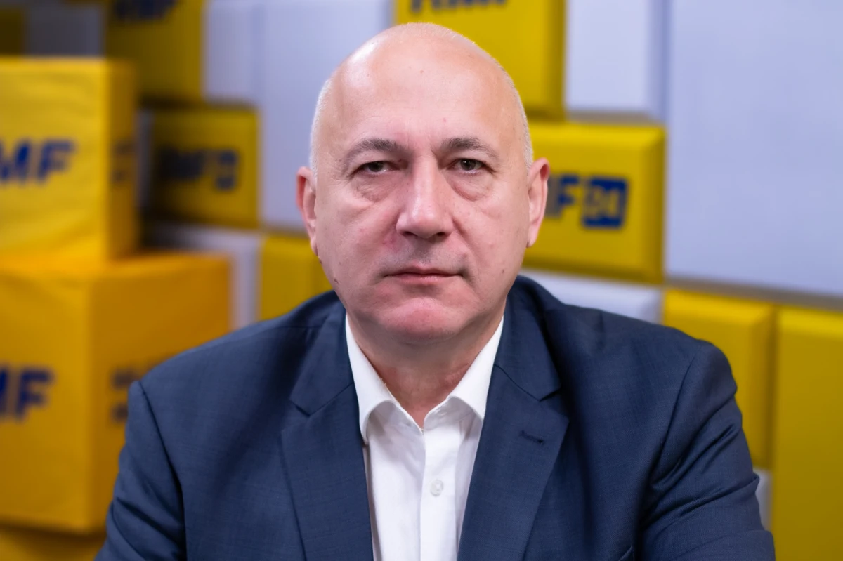 „Od lat 90. XX wieku utarł się taki zwyczaj, że kolejni prezydenci misję tworzenia rządu wręczali liderom tych partii, które wybory wygrały. W sposób oczywisty wydaje mi się, że prezydent Andrzej Duda tę misję powierzy Prawu i Sprawiedliwości. Dla mnie oczywistym, naturalnym kandydatem jest premier Mateusz Morawiecki” – mówił w Porannej rozmowie w RMF FM Joachim Brudziński szef sztabu wyborczego PiS pytany o to, kto powinien dostać misję stworzenia rządu po wyborach parlamentarnych. Według sondaży late poll Prawo i Sprawiedliwość nadal znajduje się na prowadzeniu, osiągając 36,6 proc. poparcia. 