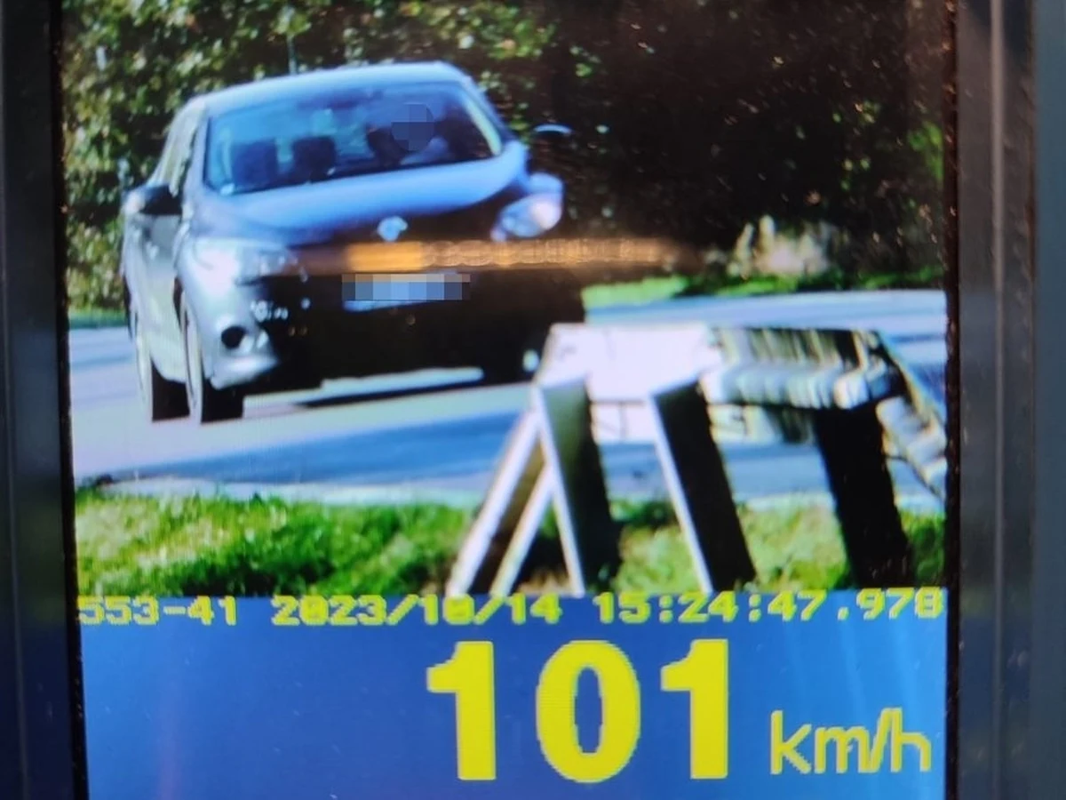 Mandat w kwocie 3 tys. złotych, 13 punktów karnych oraz zatrzymane prawo jazdy na 3 miesiące - to konsekwencje jakie poniósł kierujący autem osobowym na Podkarpaciu. W obszarze zabudowanym przekroczył dopuszczalną prędkość o ponad 50 km/h. Podczas minionego weekendu jeszcze trzech innych kierujących, straciło prawa jazdy, za zbyt szybką jazdę.