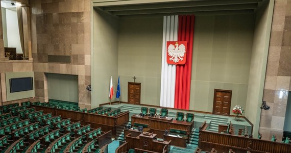 Zanim dojdzie do tworzenia nowego rządu, nowi posłowie najpierw będą musieli wybrać spośród siebie marszałka Sejmu. To będzie tak naprawdę pierwszy test na to, kto po wczorajszych wyborach będzie miał w Sejmie większość. Stanowisko marszałka będzie pierwszym do obsadzenia w ramach nowego podziału.