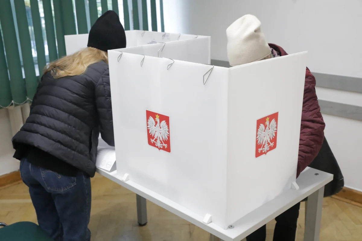 Według danych z prawie 85 proc. obwodów: frekwencja w referendum wyniosła 41,70 proc. Na każde pytanie większość biorących udział w referendum odpowiedziało "nie" - poinformował przewodniczący Państwowej Komisji Wyborczej Sylwester Marciniak.