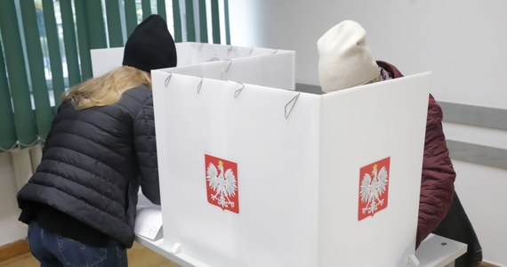 Według danych z prawie 85 proc. obwodów: frekwencja w referendum wyniosła 41,70 proc. Na każde pytanie większość biorących udział w referendum odpowiedziało "nie" - poinformował przewodniczący Państwowej Komisji Wyborczej Sylwester Marciniak.