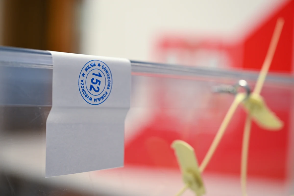 Czy Prawo i Sprawiedliwość dostanie od prezydenta misję tworzenia rządu? Opozycja apeluje do Andrzeja Dudy o przemyślenie tej decyzji. Mając na uwadze podział mandatów – na podstawie wyników wyborów late poll – bliżej przejęcia władzy jest opozycja. Koalicja Obywatelska, Trzecia Droga i Lewica razem mogłyby liczyć na 248 mandatów; PiS na 198.