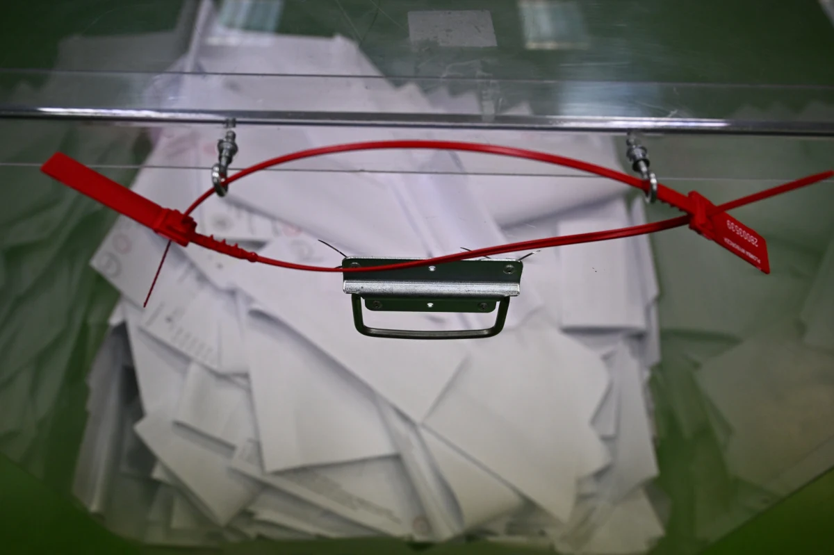 Trwa liczenie głosów oddanych w wyborach parlamentarnych 2023. Chociaż dane sondażowe exit poll poznaliśmy tuż po zakończeniu ciszy wyborczej w niedzielę o 21, to wciąż czekamy na oficjalne wyniki. Szefowa Krajowego Biura Wyborczego podczas konferencji prasowej powiedziała, kiedy możemy się ich spodziewać.