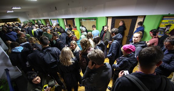 Ogromne kolejki, przerwy w głosowaniu na czas dowozu kart wyborczych i długie liczenie głosów - tak wyglądała niedziela w Krakowie. Ostatni wyborcy zagłosowali dopiero przed północą. Karty były dowożone taksówkami a nawet hulajnogami. 