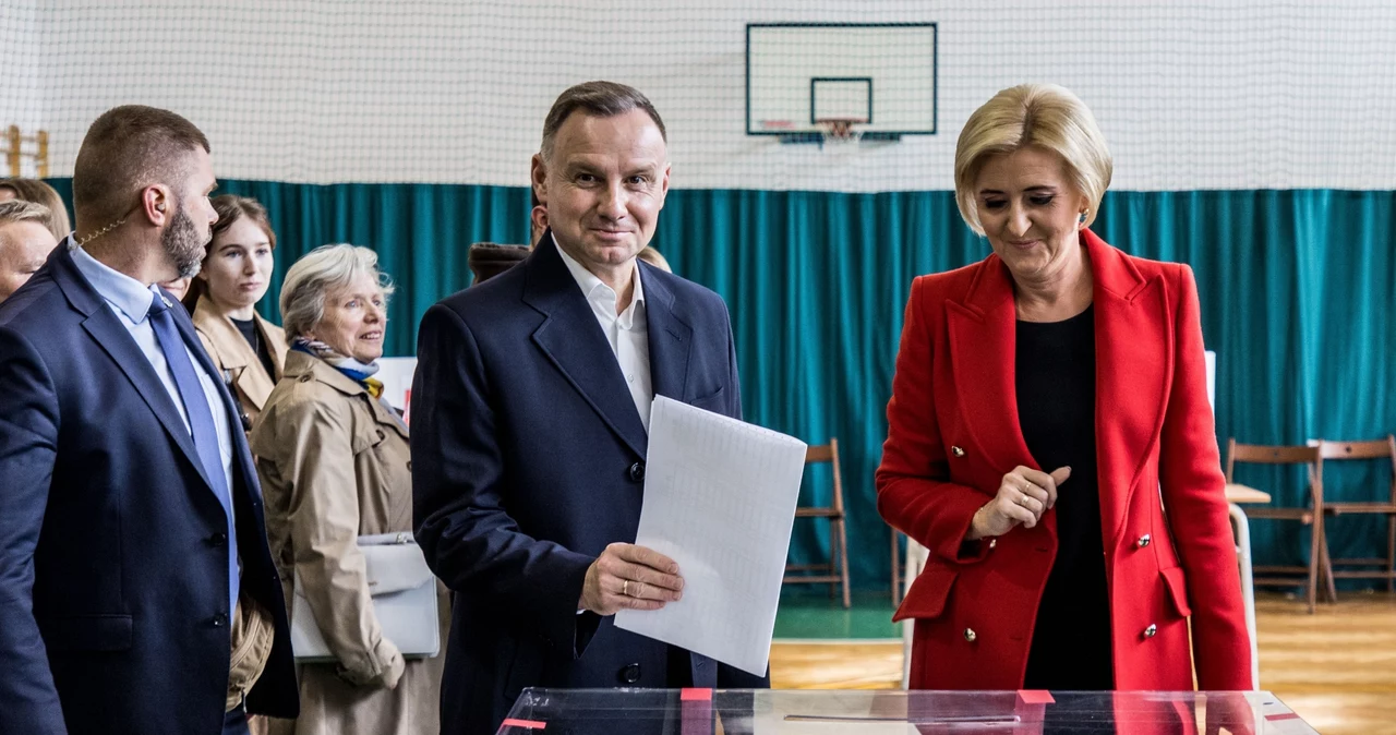 To prezydent Andrzej Duda zdecyduje, komu pierwszemu powierzy tworzenie rządu. Na zdjęciu Andrzej Duda podczas głosowania w wyborach 2023