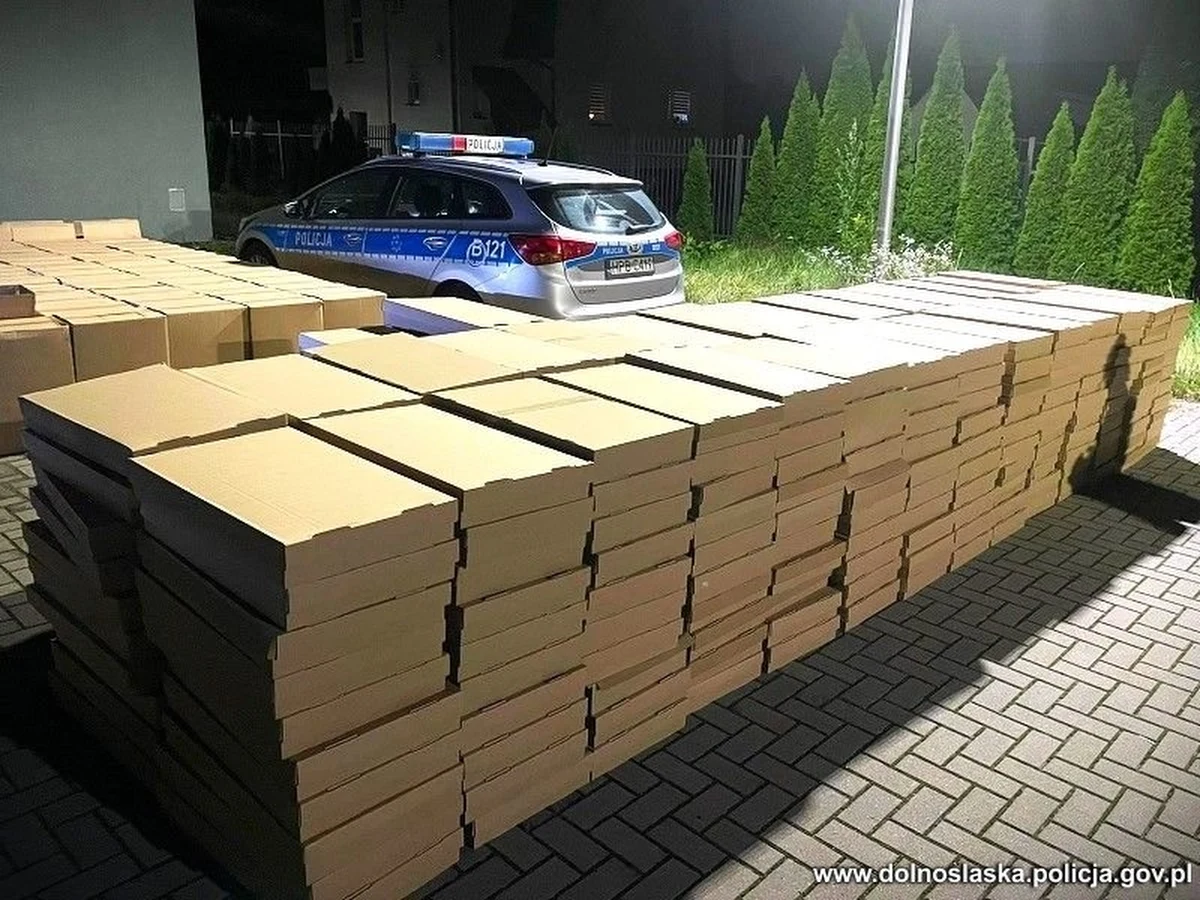 ​Mimo zakazu korzystał w czasie jazdy z telefonu komórkowego. Podczas policyjnego zatrzymania w jego aucie funkcjonariusze zabezpieczyli 2 mln 200 tys. sztuk papierosów, a uszczuplenia celno - skarbowe zostały oszacowane na blisko 2,7 miliona złotych.