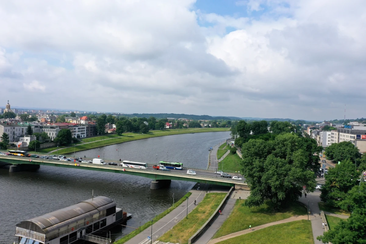 W drugiej połowie listopada powinien zakończyć się remont Mostu Dębnickiego w Krakowie. To jedna z najważniejszych przepraw przez Wisłę w mieście, łącząca Aleje Trzech Wieszczów z rondem Grunwaldzkim.