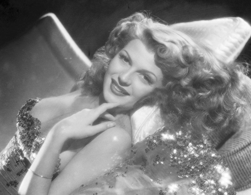 Niekwestionowana legenda hollywoodzkiego kina. Oszałamiała urodą, onieśmielała talentem. Po sukcesie "Gildy" kobiety chciały wyglądać jak ona, a mężczyźni marzyli, by wziąć ją w ramiona. Okrzyknięta symbolem seksu Rita Hayworth nie miała jednak szczęśliwego życia.
