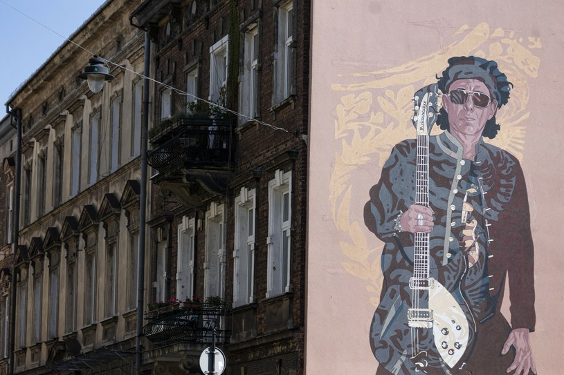 W Krakowie przy ul. Koletek 8 odsłonięto mural poświęcony Andrzejowi Püdlowi Bieniaszowi. Lider krakowskiej grupy Püdelsi zmarł 20 stycznia 2021 r. w wieku 66 lat. 