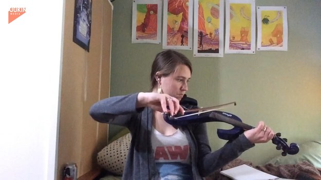Bohaterka tego nagrania wzięła się za praktykę gry na skrzypcach. Szczególne zainteresowanie tym niełatwym procesem wykazał jej kot, który przybiegł usłyszawszy muzykę, aby przyjrzeć się wszystkiemu z bliska.