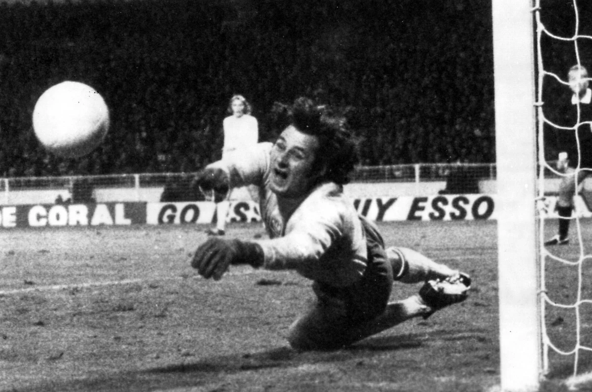 Remis z Anglią na Wembley 1:1 z 1973 roku zapisał się trwale w historii naszego futbolu. Ten wynik pozwolił nam po 36 latach pojechać na mistrzostwa świata. Polacy na turnieju w RFN zdobyli niespodziewanie brązowe medale, a piłkarze stali się narodowymi bohaterami. "To było preludium do rozwoju tej późniejszej, dobrej reprezentacji. Ten remis pozwolił nam uwierzyć w siebie"- mówi pół wieku po tym spotkaniu obrońca z reprezentacji trenera Górskiego Antoni Szymanowski.