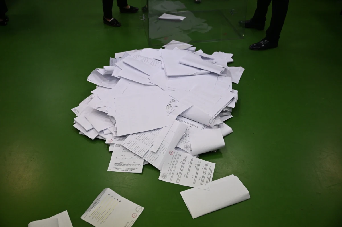 Ipsos publikuje zaktualizowane wyniki wyborów - tym razem zebrane z 90 proc. komisji wyborczych. Zwycięża Prawo i Sprawiedliwość (36,1 proc.), ale jego przewaga nad partiami opozycyjnymi zmalała. Na 31 proc. poparcia może liczyć KO. Trzecia Droga odnotowuje wzrost w stosunku do poprzedniej aktualizacji. Wyniki Lewicy i Konfederacji stabilizują się. Opozycja zdobywa większość mandatów w Sejmie.