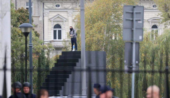 Wszedł na pomnik smoleński. Prokuratura zabrała głos