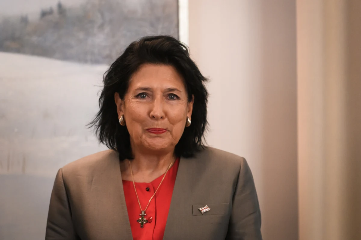 Sąd Konstytucyjny Gruzji uznał w poniedziałek, że prezydent Salome Zurabiszwili, która udała się w podróż do krajów Europy bez zgody rady ministrów, złamała ustawę zasadniczą. Rozpoczyna to zainicjowaną przez rządzącą partię Gruzińskie Marzenie procedurę impeachmentu głowy państwa - poinformowało Radio Swoboda.