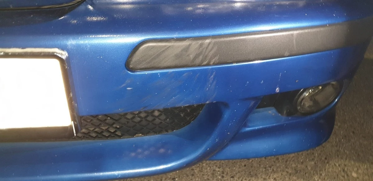 18-letni rowerzysta uciekał ulicami Czempinia (Wielkopolskie) przed dwoma radiowozami, uszkadzając przy tym zaparkowane samochody. Kiedy został zatrzymany, okazało się, że prowadził po spożyciu alkoholu, a przy sobie miał narkotyki. Usłyszał łącznie siedem zarzutów, za które odpowie teraz przed sądem.