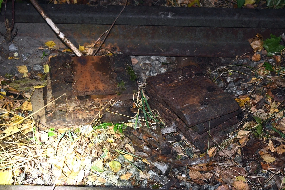 Policjanci z Mławy zatrzymali 2 mężczyzn, którzy demontowali elementy torowiska zabytkowej kolejki wąskotorowej w Nosarzewie Borowym. Chcieli je sprzedać w skupie złomu.