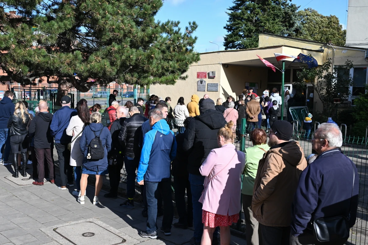 ​Ponad połowa komisji w Gdańsku zdała wyniki wyborów. Jak przyznają urzędnicy, za nimi długa noc i jeszcze długi dzień. Wczoraj kart do głosowania zabrakło w 87 komisjach, a samo głosowanie skończyło się w mieście po 22.