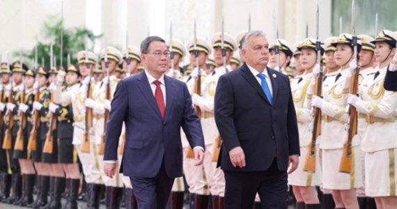 ​Podpisaliśmy 10 umów gospodarczych z Chinami i prowadzimy rozmowy z dwoma bankami - przekazał w poniedziałek premier Węgier Viktor Orban, który przebywa z wizytą w Chinach. Na zbliżającym się Forum Pasa i Szlaku w Pekinie może dojść do jego spotkania z Władimirem Putinem.