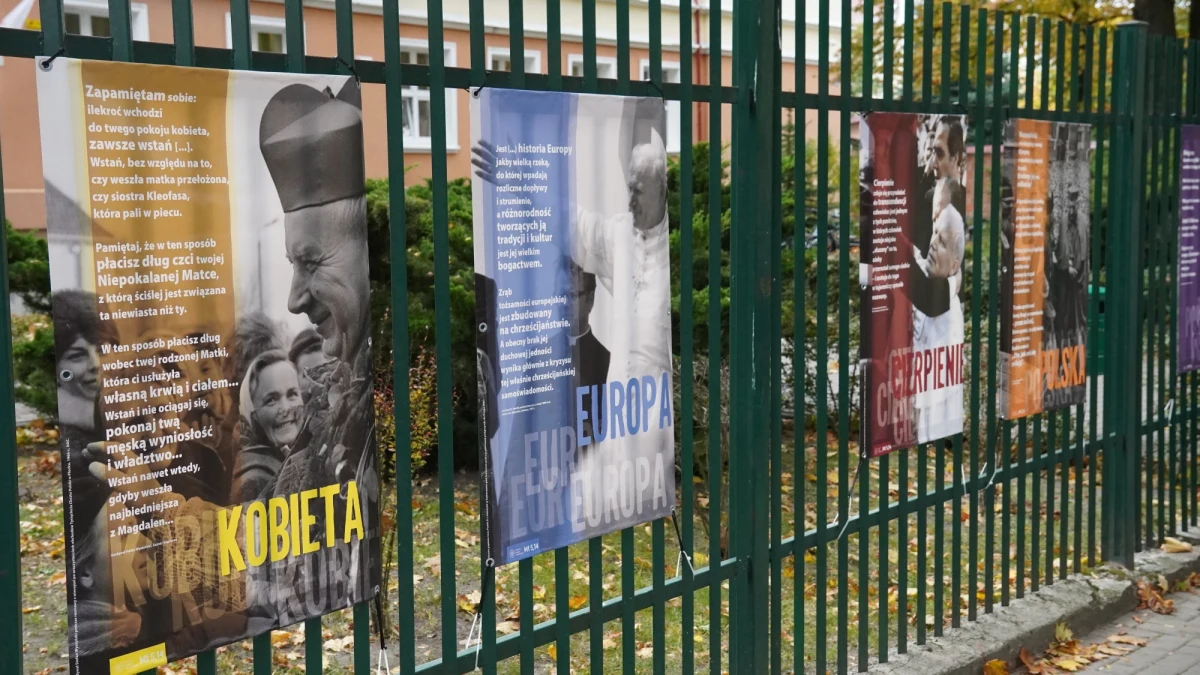 ​16.10.1978 - to ważna data w historii Polski - dzisiaj mija 45 lat od wyboru Karola Wojtyły na papieża. Z tego powodu lubelski oddział IPN zorganizował plenerową wystawę pt. "Wyszyńskiego i Wojtyły gramatyka życia". To zestaw najważniejszych zdjęć archiwalnych i myśli Jana Pawła II i Prymasa Tysiąclecia, który był duchowym ojcem papieża.