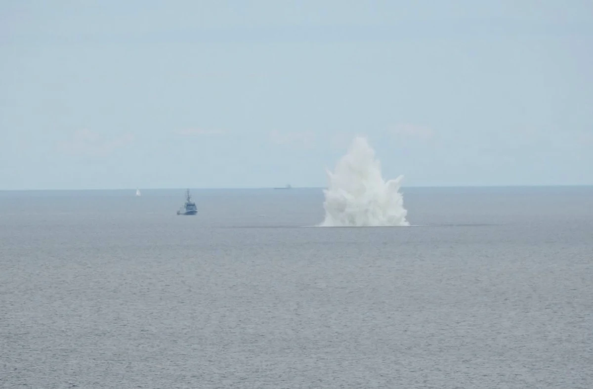 W rejonie Zatoki Gdańskiej we wtorek od godz. 8 do godz. 17 odbędzie się neutralizacja znalezionych na dnie portu w Gdyni niewybuchów z okresu II wojny światowej. Obowiązywać będzie bezwzględny zakaz przebywania w wodzie i na plażach. 