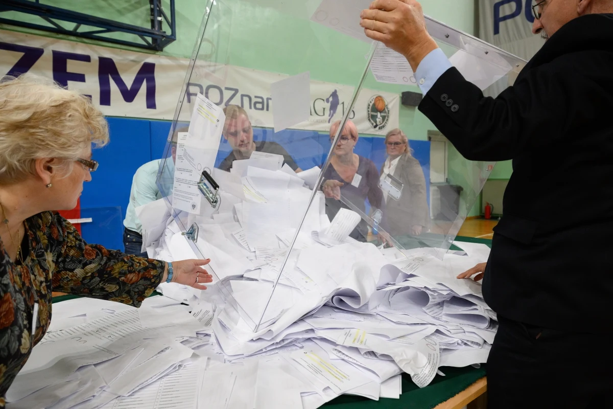 W sześciu z 9 okręgów wyborczych do Senatu w Wielkopolsce wygrali kandydaci KO. W dwóch zwyciężyli reprezentanci Trzeciej Drogi, a w jednym kandydat PiS. Mandaty zdobyli m.in.: Waldy Dzikowski, Rafał Grupiński, Jan Filip Libicki i Leszek Galemba.         