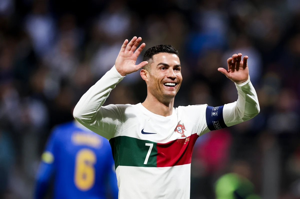 Cristiano Ronaldo zdobył w poniedziałek kolejne dwie bramki dla reprezentacji Portugalii w wyjazdowym meczu z Bośnią i Hercegowiną (5:0) w eliminacjach mistrzostw Europy. Piłkarz z Madery ma na koncie 127 trafień i jest pod tym względem absolutnym rekordzistą.