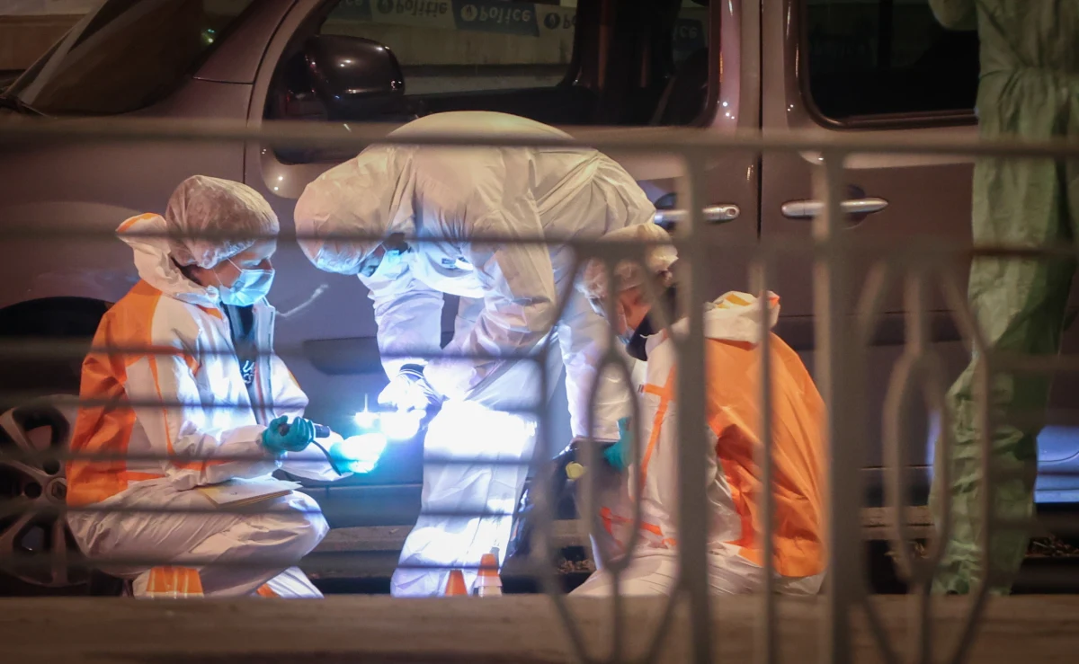 Mężczyzna, który strzelał do szwedzkich kibiców w Brukseli, został – jak podają belgijskie media – zneutralizowany. Został postrzelony w kawiarni, zmarł w drodze do szpitala - informuje minister spraw wewnętrznych Belgii. W nagraniu opublikowanym w poniedziałek wieczorem w mediach społecznościowych zamachowiec przyznał, że zabił Szwedów. Belgijskie służby potwierdzają śmierć dwóch osób, trzecia jest ciężko ranna.