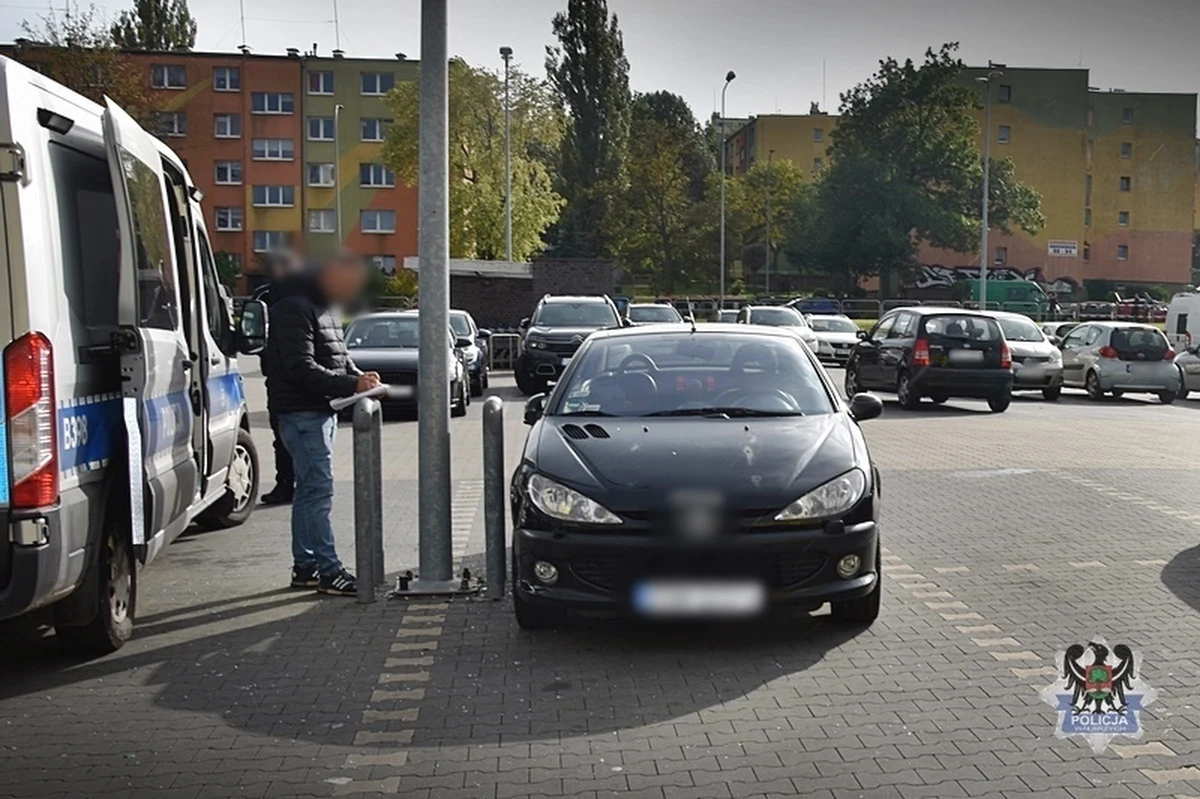Do niebezpiecznego zdarzenia doszło na jednym z parkingów w Wałbrzychu. Autem osobowym przyjechała tam kobieta, która nie miała uprawnień do prowadzenia pojazdów. Nie to jednak najbardziej zaskoczyło policjantów. 30-latka pozostawiła bowiem kluczyki w samochodzie, a jej trzyletni syn, który przeskoczył na przednie siedzenie, uruchomił auto i potrącił kobietę.