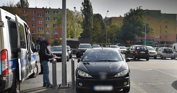 Do niebezpiecznego zdarzenia doszło na jednym z parkingów w Wałbrzychu. Autem osobowym przyjechała tam kobieta, która nie miała uprawnień do prowadzenia pojazdów. Nie to jednak najbardziej zaskoczyło policjantów. 30-latka pozostawiła bowiem kluczyki w samochodzie, a jej trzyletni syn, który przeskoczył na przednie siedzenie, uruchomił auto i potrącił kobietę.