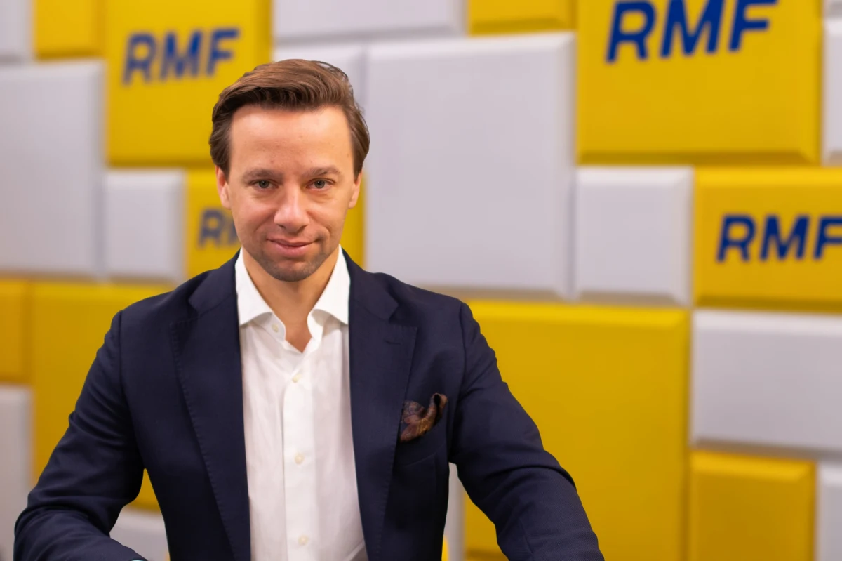 "Mamy jedną prostą ambicję - dobrze reprezentować zwykłych Polaków i ich interesy przeciwko partiom, które sprzedają te interesy - czy to w sprawach unijnych, ukraińskich czy czy COVID-owych" - mówił w Porannej rozmowie w RMF FM jeden z liderów Konfederacji Krzysztof Bosak. "Gdyby pan Janusz był ukryty, mielibyśmy lepszy wynik. Jego komentarze były szeroko obecne i nam zaszkodziły na finiszu kampanii. Odstraszyły wielu wyborców - zupełnie niepotrzebnie" - przyznał, odnosząc się do zarzutów Janusza Korwin-Mikkego, który sugerował, że to przez słabe eksponowanie go Konfederacja uzyskała wynik gorszy od oczekiwań i sondażowych prognoz.