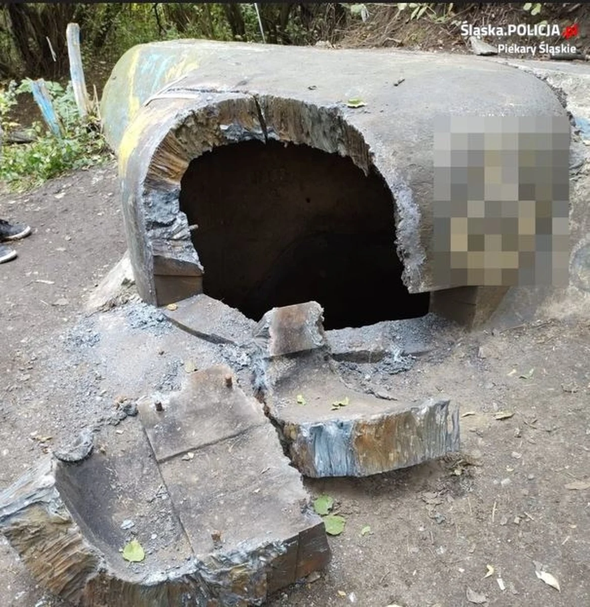 Mężczyźni, którzy chcieli zdobyć metalowe elementy uszkodzili dwa zabytkowe schrony bojowe w Piekarach Śląskich. Zostali zatrzymani, teraz grozi im do 8 lat więzienia.